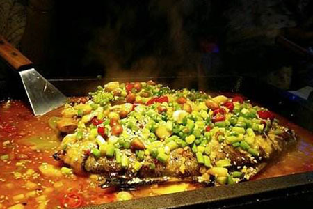 享特色烤鱼 来江边城外烤鱼体验不一样的美食风情