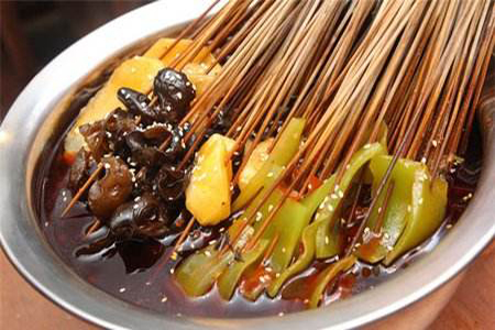四川串串香加盟：余一手串串香一个不容错过的巴蜀美食。