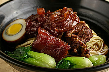 重庆老五牛肉面馆推出了多系列美食来满足消费者